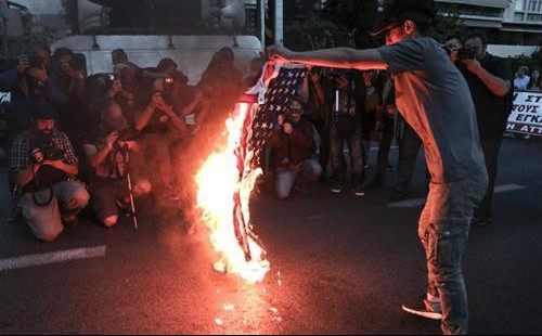 ​VATRE U ATINI:  Protesti zbog napada na Siriju, zapaljena zastava SAD